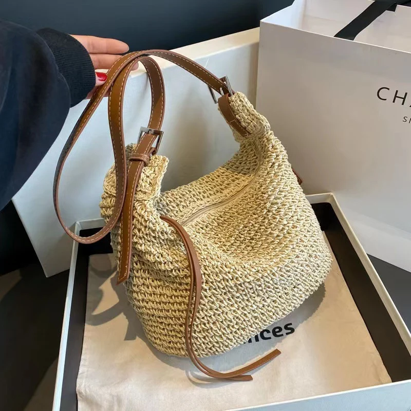 Edle Raffia-Umhängetasche mit Lederdetails Skanto