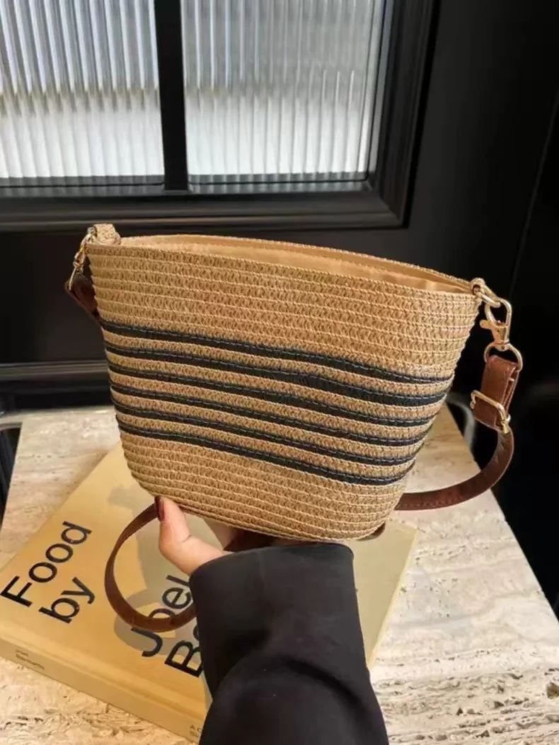 Trendige Sommerhandtasche aus gewebtem Material Skanto