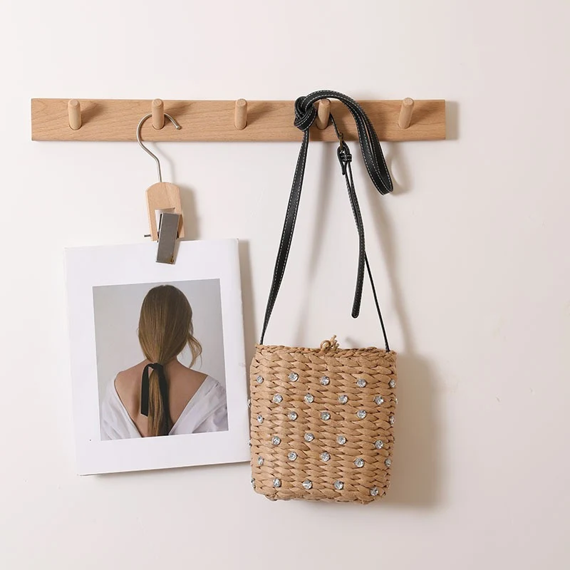 Handtasche aus gewebtem Naturmaterial mit funkelnden Applikationen Skanto
