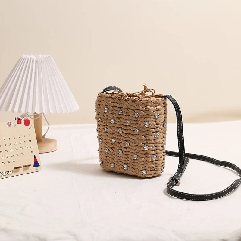 Handtasche aus gewebtem Naturmaterial mit funkelnden Applikationen Skanto