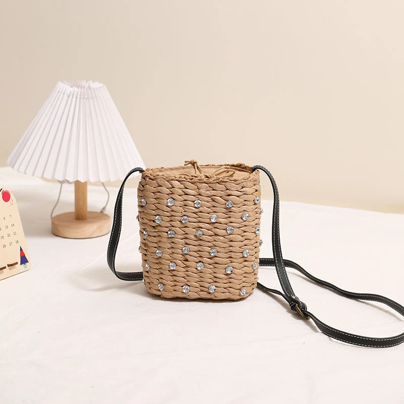 Handtasche aus gewebtem Naturmaterial mit funkelnden Applikationen Skanto