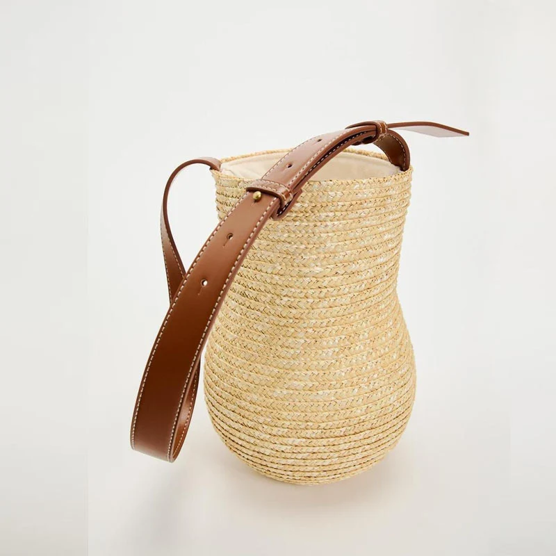 Handgefertigte Korbtasche mit elegantem Ledergriff Skanto