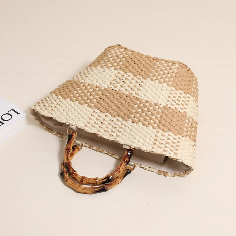 Geflochtene Strohtasche mit Bambusgriff und dekorativem Futter Skanto