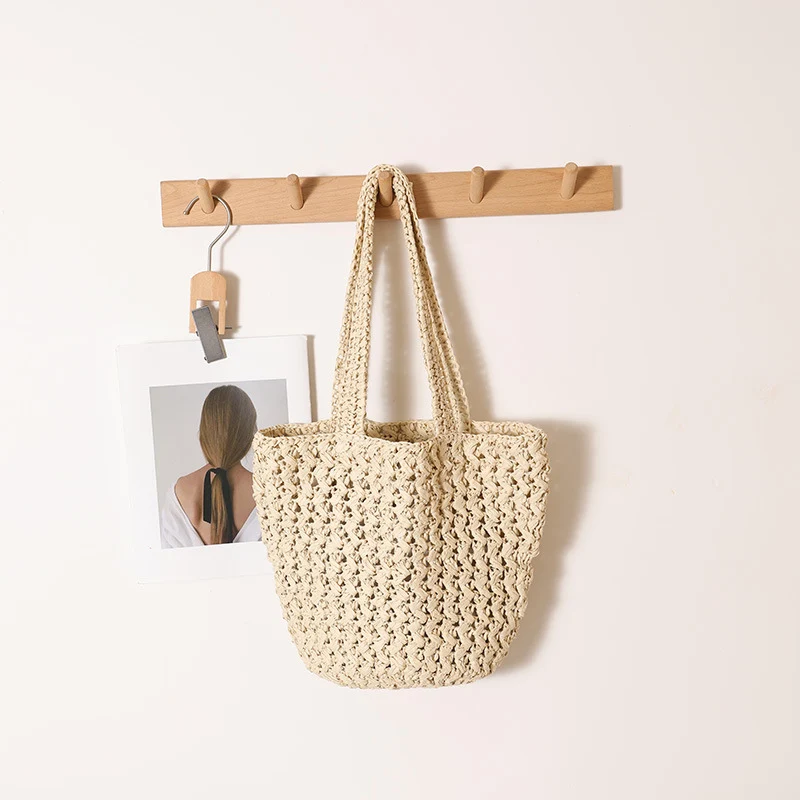 Geflochtene Raffia-Umhängetasche mit geräumigem Innenfach Skanto