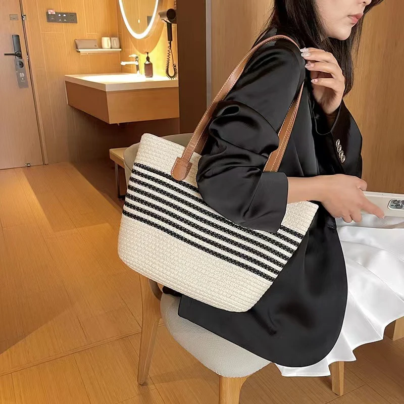 Elegante Tragetasche aus gewebtem Bast mit robusten Lederdetails Skanto