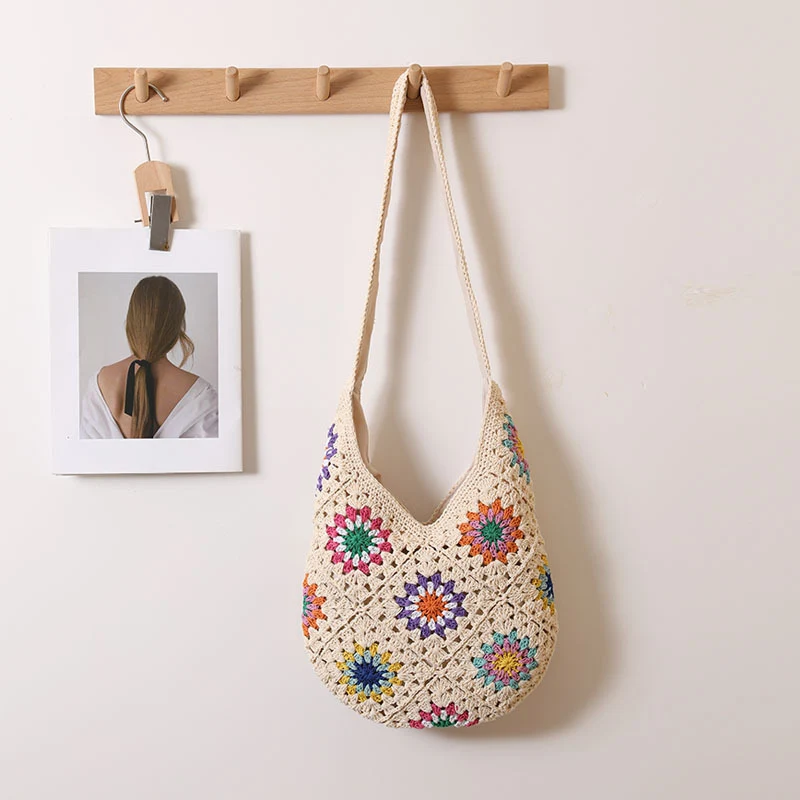 Handgemachte gehäkelte Tasche mit buntem Blumenmuster Skanto