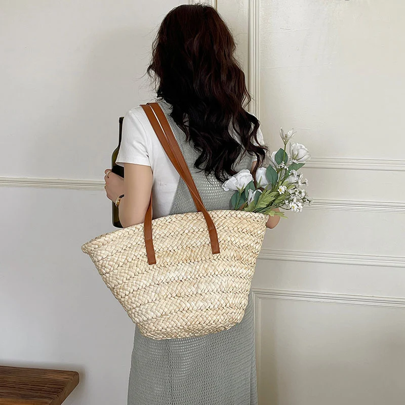 Elegante gewebte Tasche mit langen Lederriemen Skanto