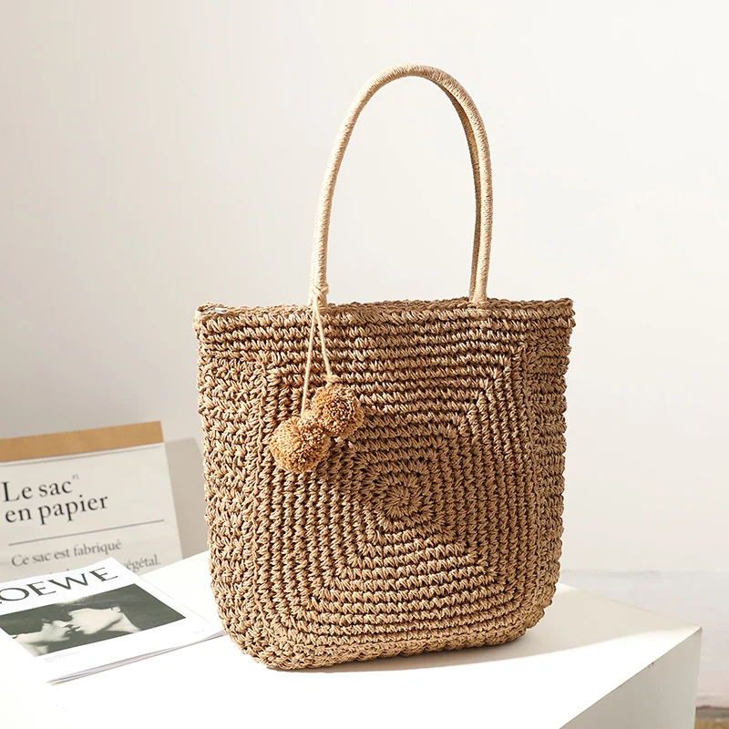 Handgefertigte Strohtasche mit Pompon-Details Skanto