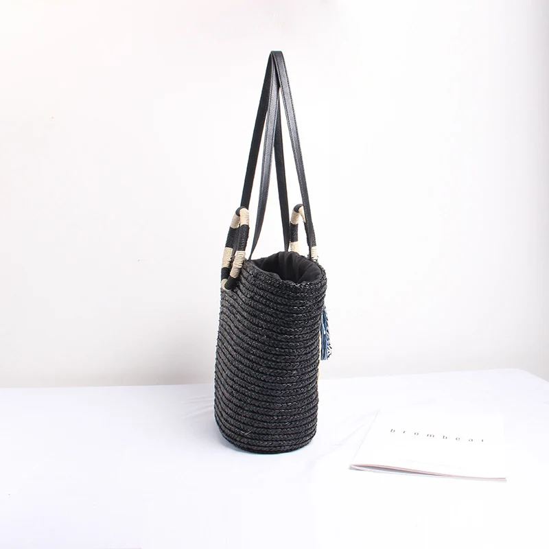 Designer Strohtasche mit verspieltem Text und dekorativem Pompon Skanto