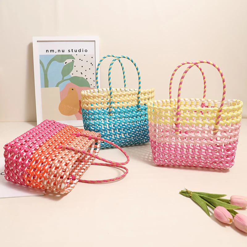 Handgefertigte Strohtasche mit farbigem Ombré Skanto