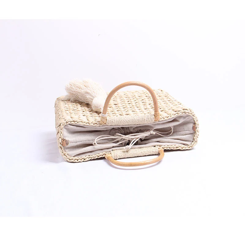 Handgefertigte Raffia-Umhängetasche mit dekorativem Quastenanhänger Skanto