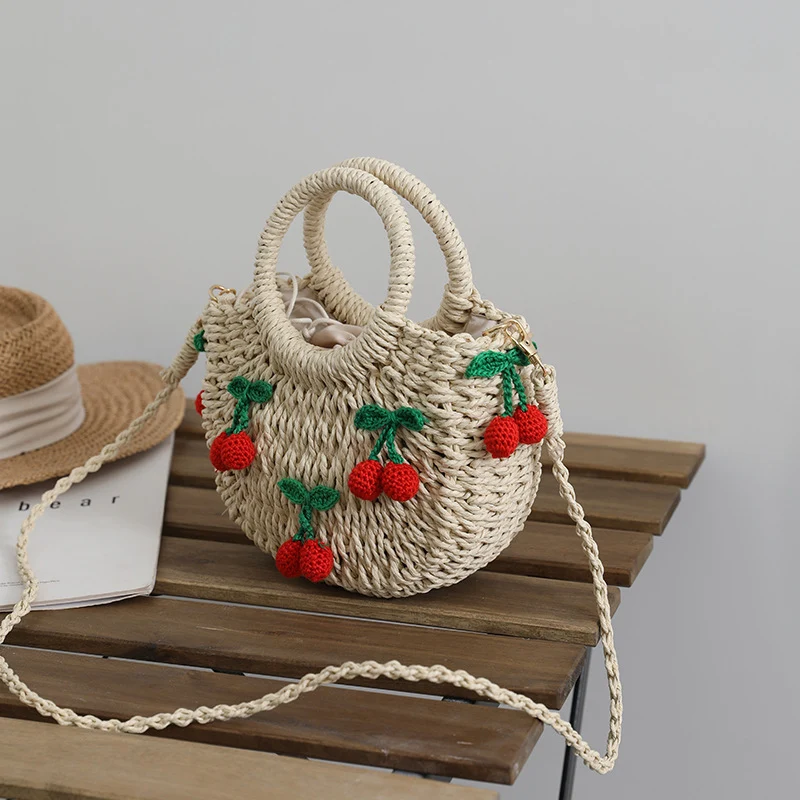 Strohtasche mit fröhlichem Erdbeermotiv Skanto