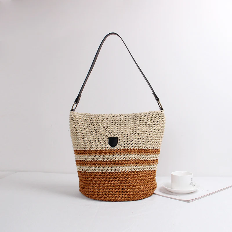 Geflochtene Schultertasche mit modischem Akzent Skanto