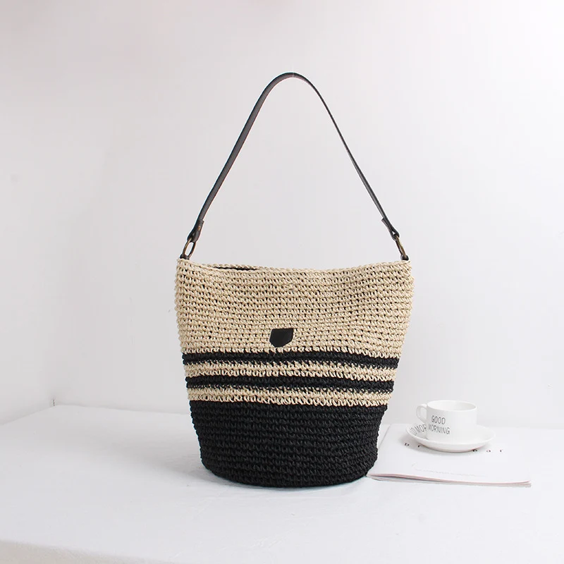 Geflochtene Schultertasche mit modischem Akzent Skanto