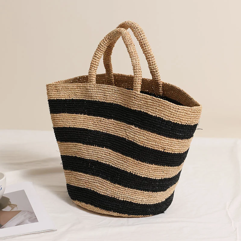 Geflochtene Strandtasche mit modernem Streifenmuster Skanto