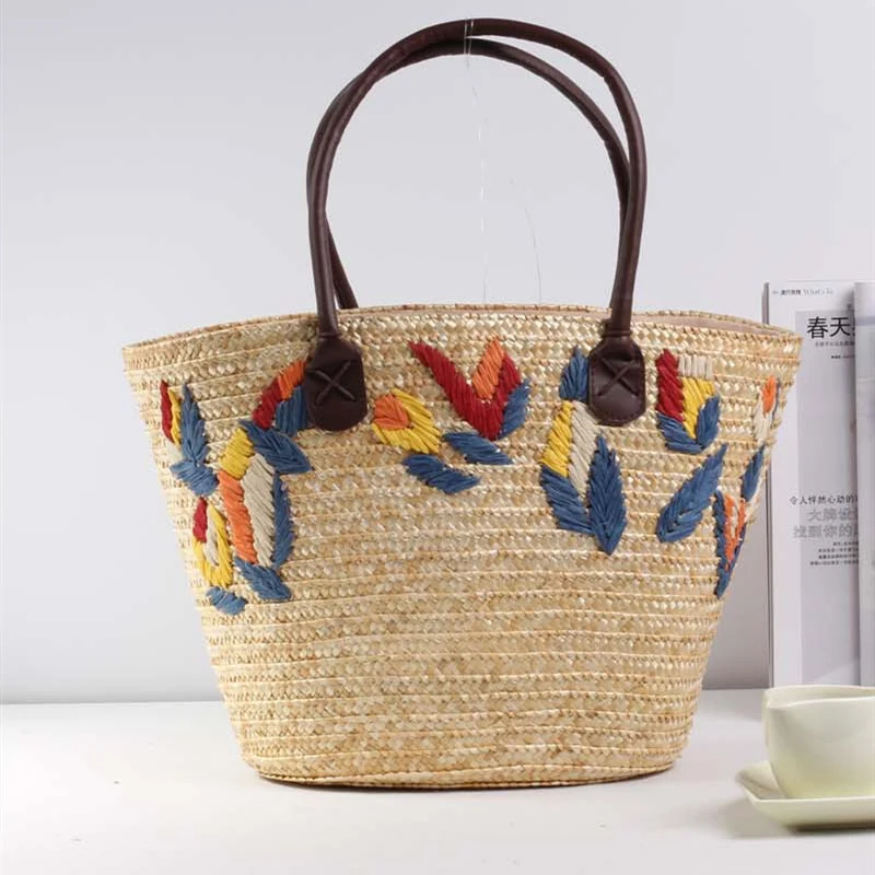 Geflochtene Strandtasche mit farbenfrohem Stickmuster Skanto