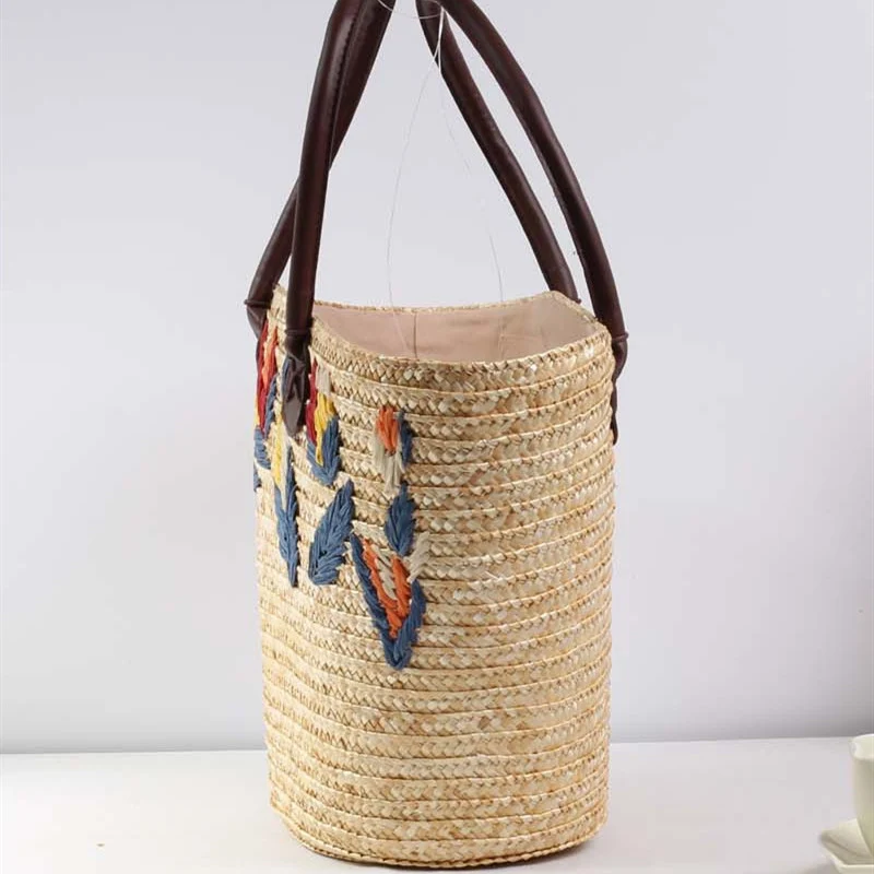 Geflochtene Strandtasche mit farbenfrohem Stickmuster Skanto