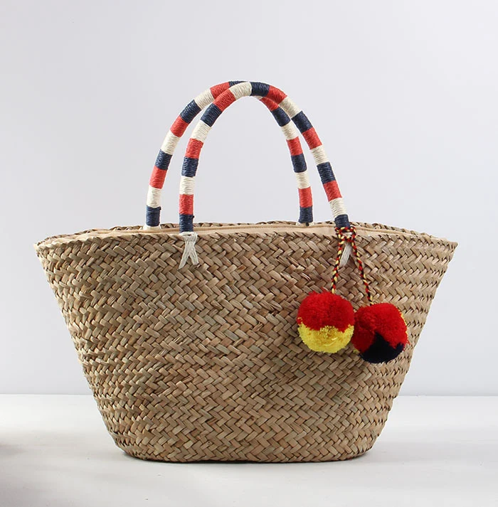 Geflochtene Strandtasche mit dekorativen Pompons Skanto