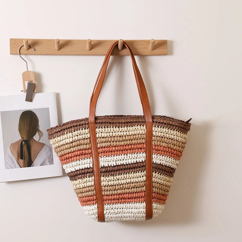 Geflochtene Strohtasche mit robusten Ledergriffen Skanto