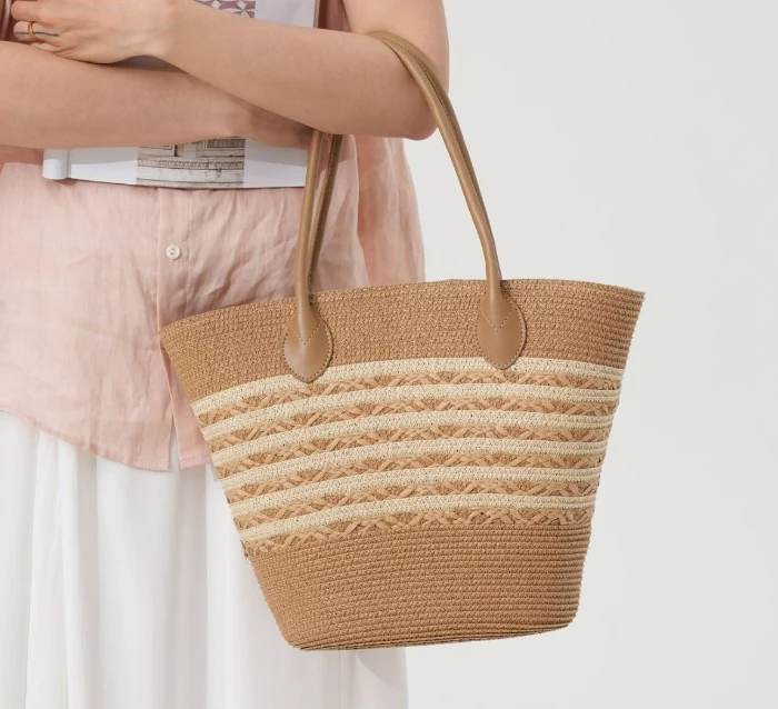 Naturgeflochtene Strandtasche mit eleganten Akzenten Skanto