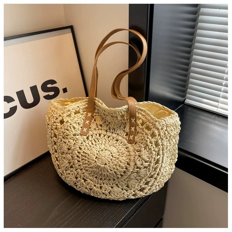 Runde geflochtene Strandtasche mit Ledergriff Skanto