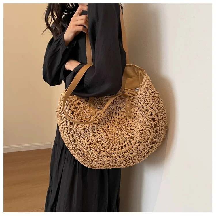 Runde geflochtene Strandtasche mit Ledergriff Skanto