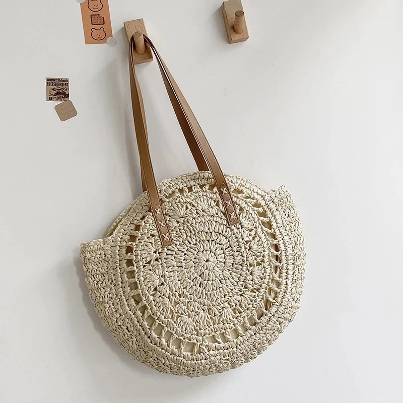 Runde geflochtene Strandtasche mit Ledergriff Skanto