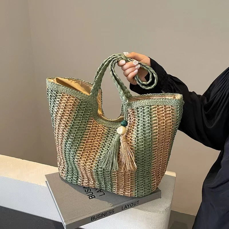 Handgemachte Basttasche mit eleganten Fransen und detaillierter Struktur Skanto