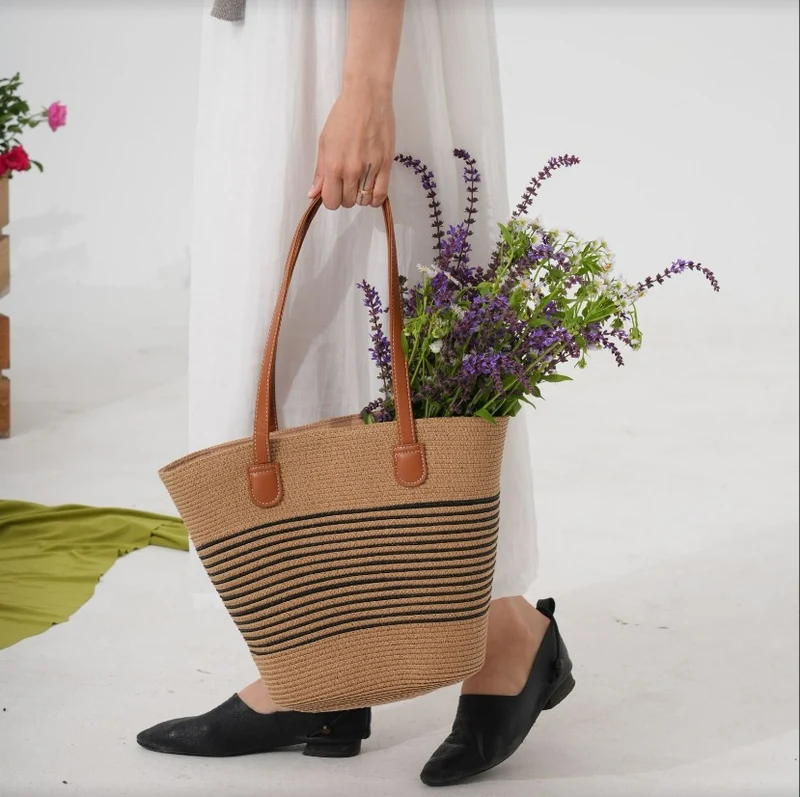 Elegante Strohtasche mit strukturierten Ledergriffen Skanto