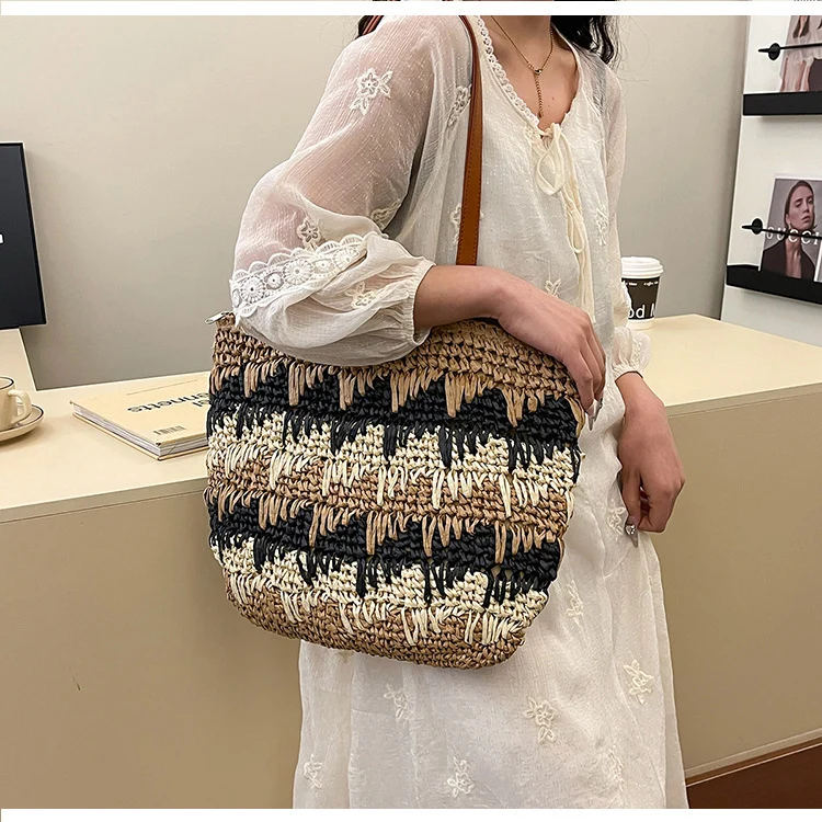 Große, handgefertigte Strohtasche mit Designer-Details Skanto