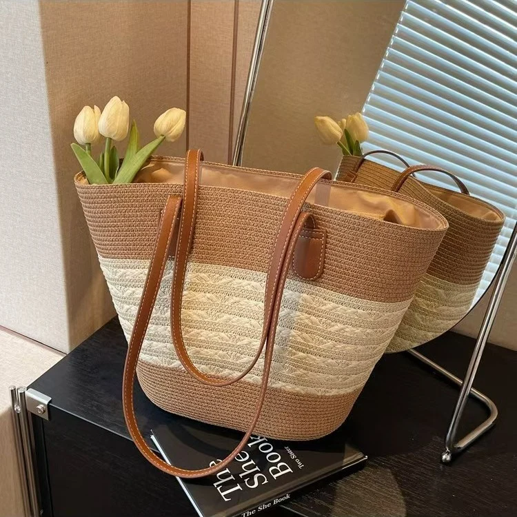 Elegante Raffia-Tote-Bag mit künstlerischem Wellenmuster Skanto