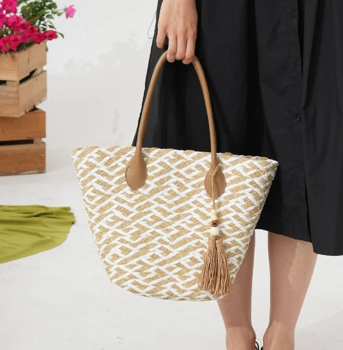 Stroh-Tote-Bag mit stilvollem Zickzackmuster und Ledergriff Skanto