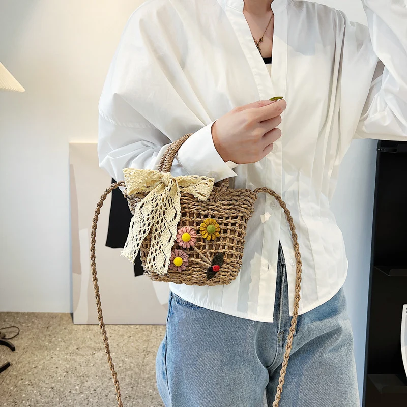 Verspielte Strohtasche mit floralen Akzenten Skanto