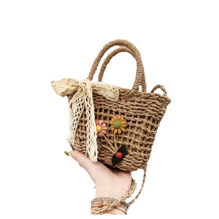 Verspielte Strohtasche mit floralen Akzenten Skanto