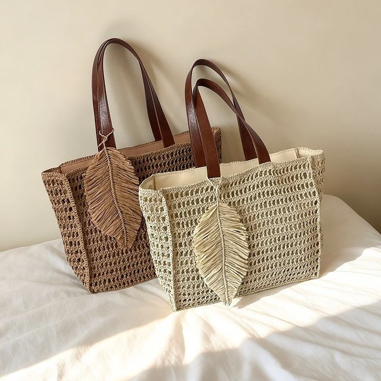 Handtasche aus handgewebtem Naturmaterial mit dekorativem Blattdesign Skanto