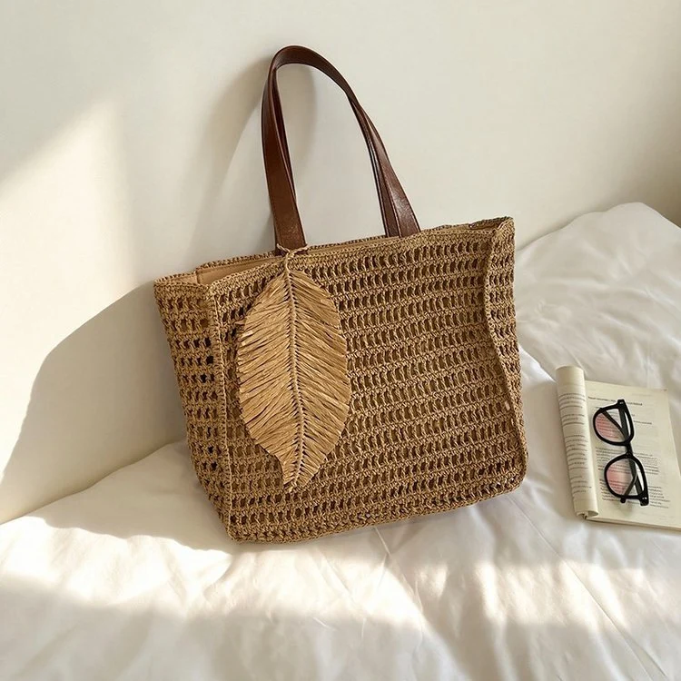 Handtasche aus handgewebtem Naturmaterial mit dekorativem Blattdesign Skanto