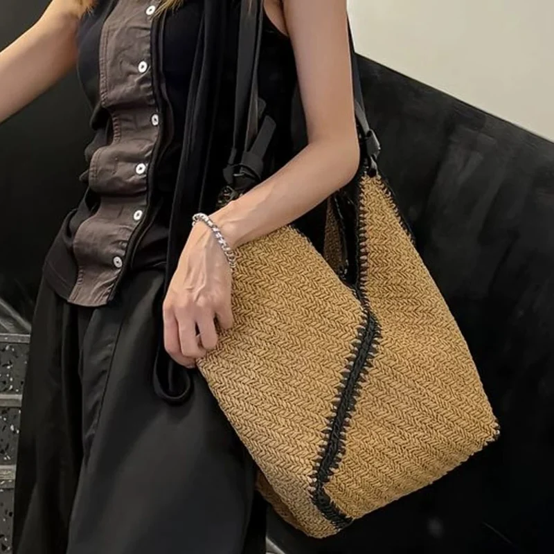 Handtasche aus geflochtenem Naturmaterial mit schwarzem Kordelzug Skanto