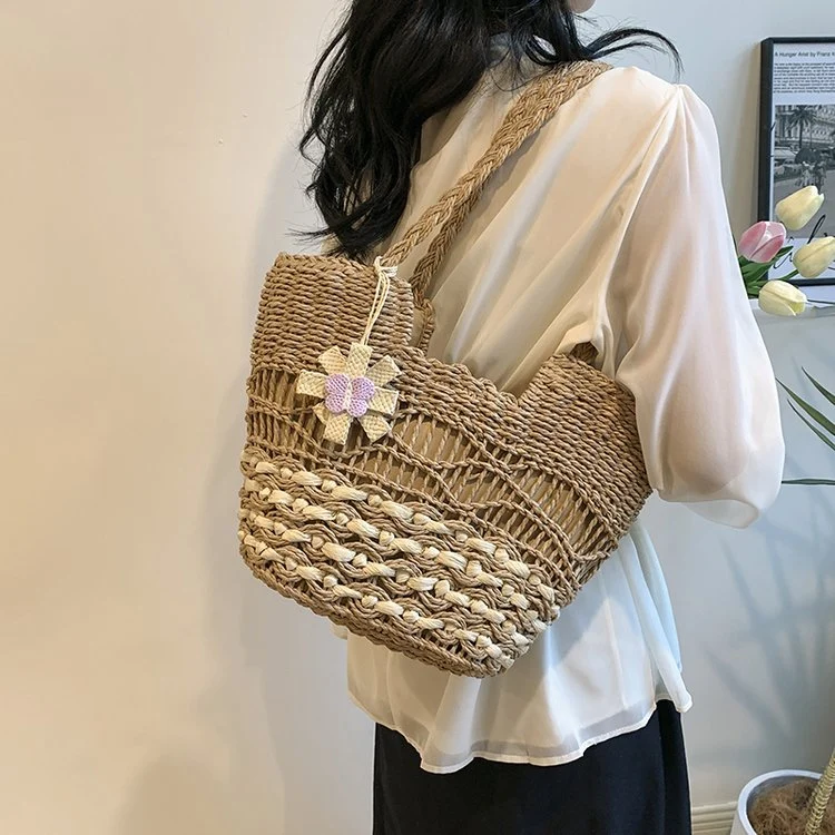 Handgewebte Strandtasche mit floralen Akzenten Skanto