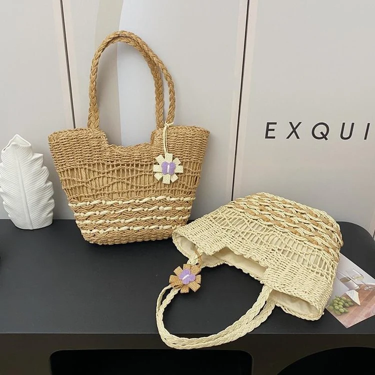 Handgewebte Strandtasche mit floralen Akzenten Skanto