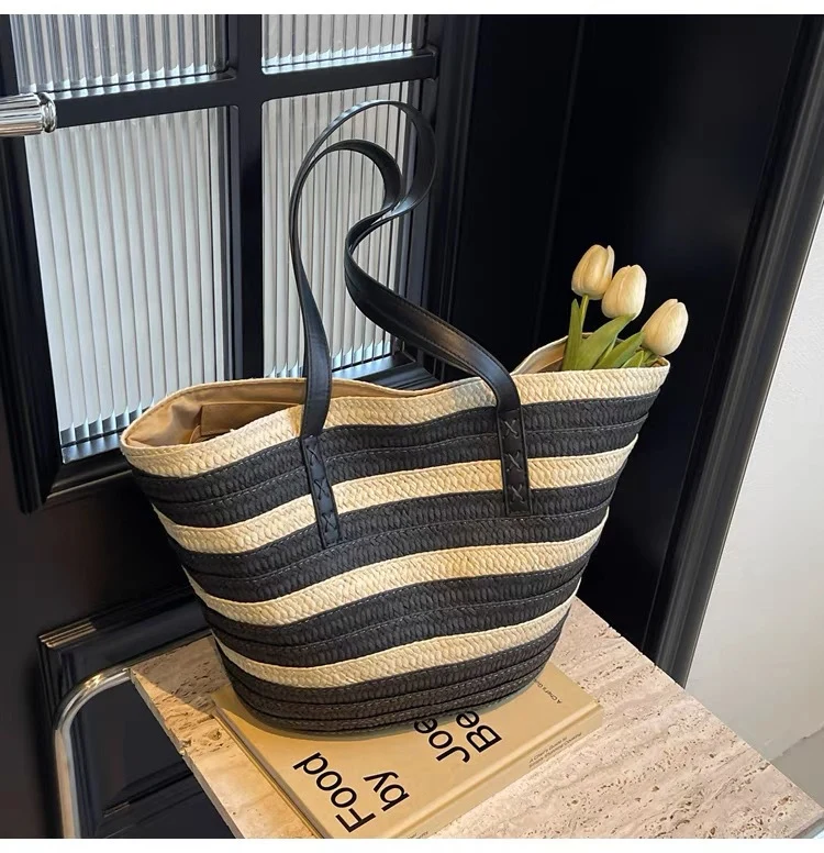 Gepolsterte Strohtasche mit dekorativen Ledergriffen Skanto