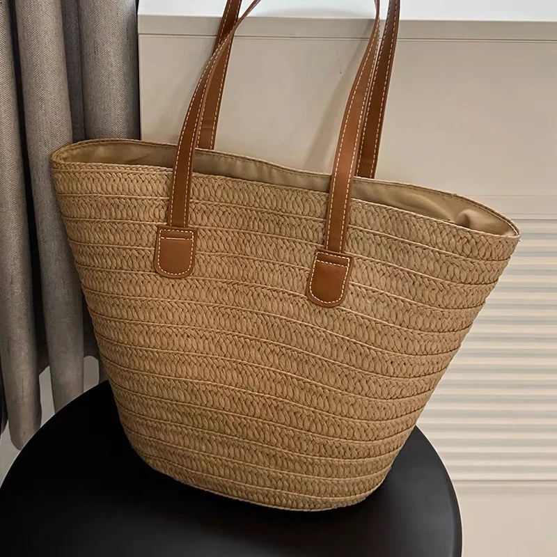 Elegante und geräumige Strohtasche mit Ledergriff Skanto