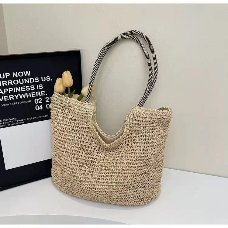 Elegante Handtasche aus handgewebtem Naturmaterial mit gestreiftem Griff Skanto