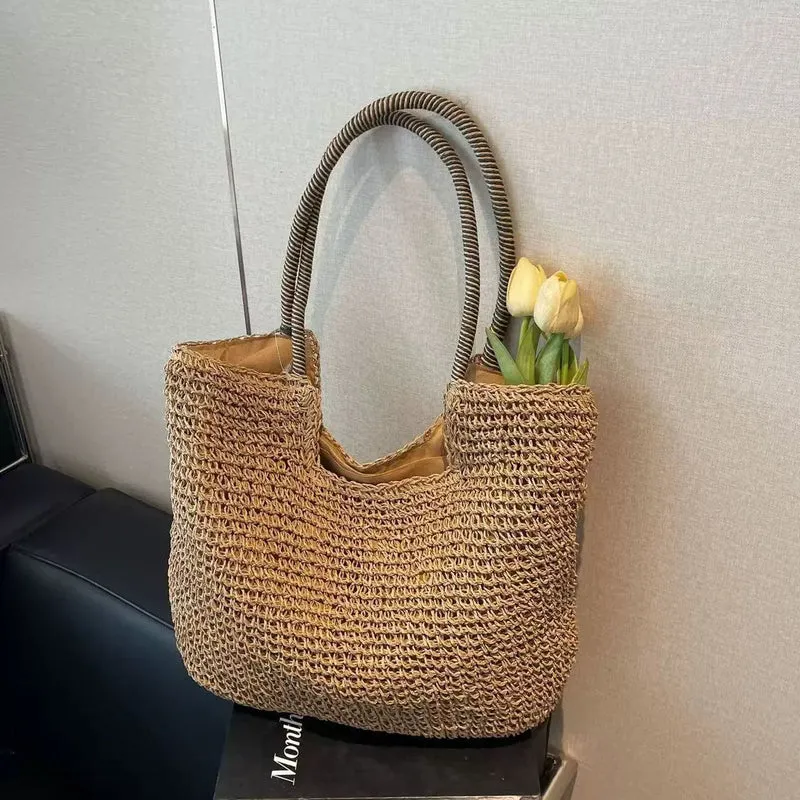 Elegante Handtasche aus handgewebtem Naturmaterial mit gestreiftem Griff Skanto