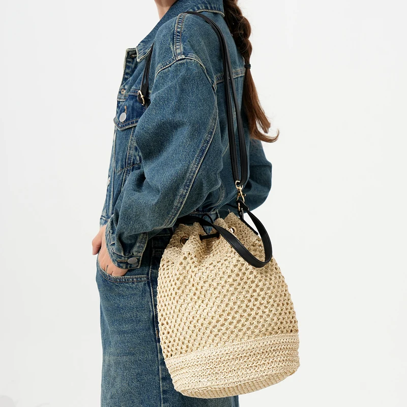 Elegante Handtasche aus gewebtem Naturmaterial mit stilvollem Kordelzug Skanto