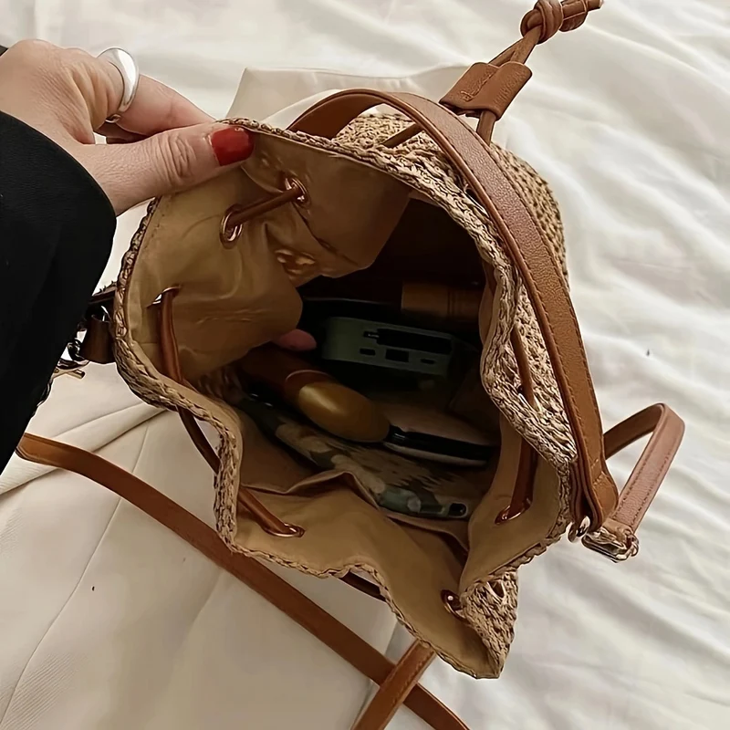 Elegante Handtasche aus gewebtem Naturmaterial mit stilvollem Kordelzug Skanto