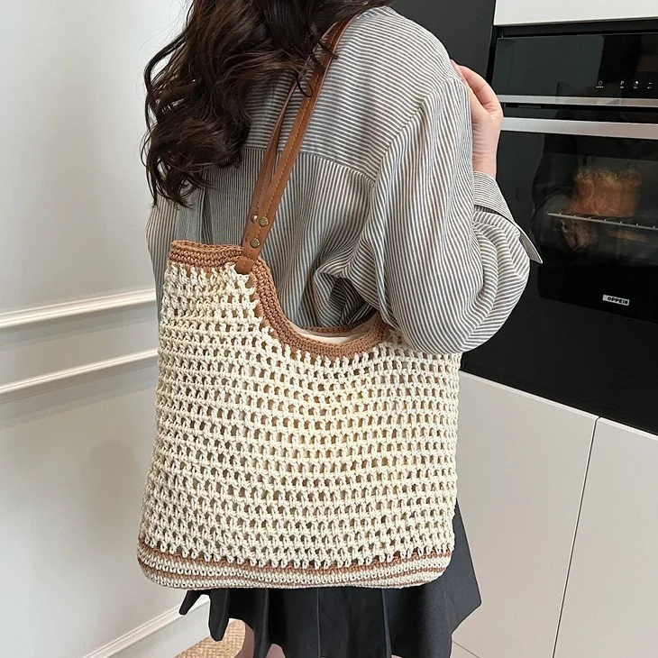 Geflochtene Strandtasche mit Leder-Schulterriemen Skanto