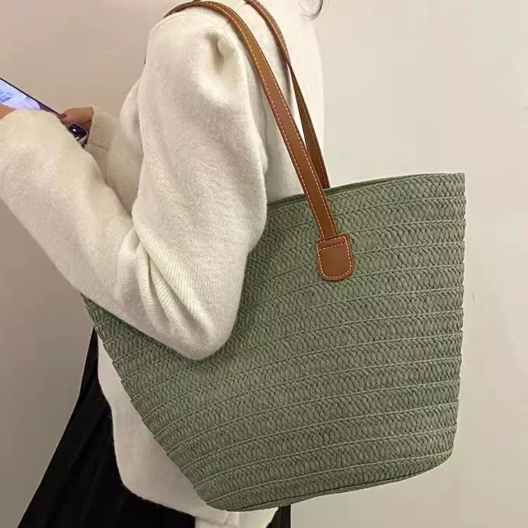 Stylische Strandtasche aus geflochtenem Naturmaterial mit Ledergriffen Skanto