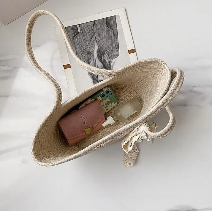 Handgemachte Basttasche mit Spitzendetail Skanto