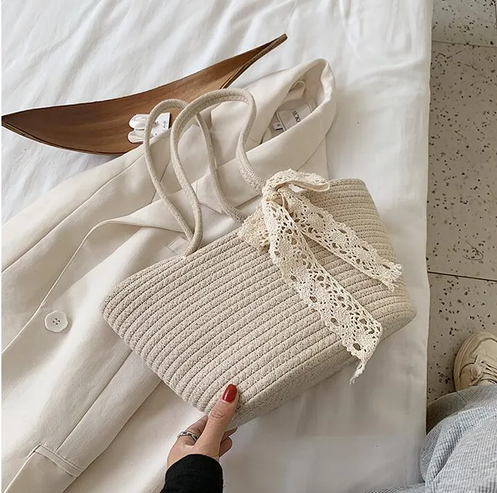 Handgemachte Basttasche mit Spitzendetail Skanto