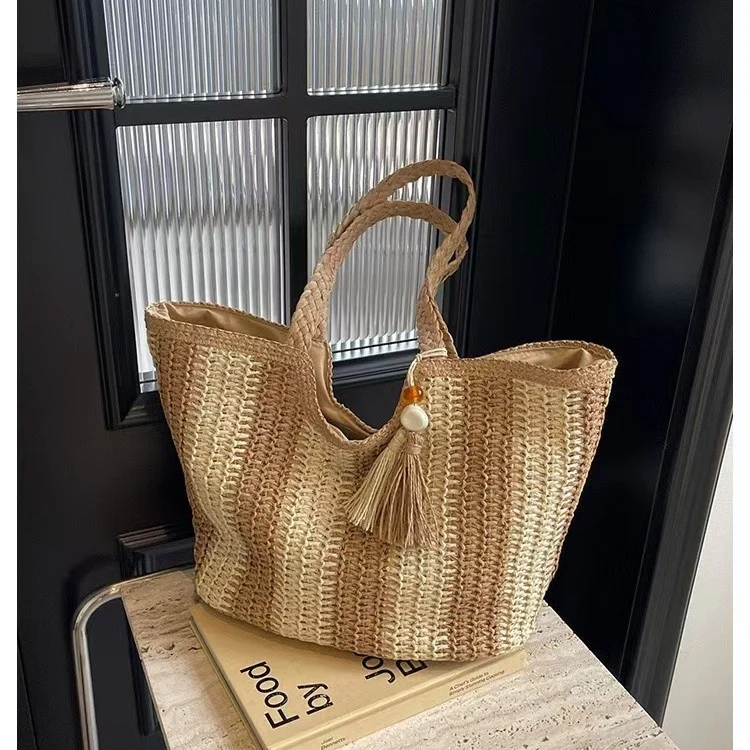 Geflochtene Strandtasche mit dekorativem Quastenanhänger Skanto